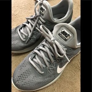 Women’s Nike Skyelux Shoes (Size 8) ❤️